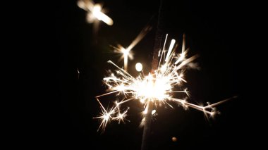 Havai fişek fişeklerinin yakın çekimi. Siyah arkaplanda havai fişek yanığı
