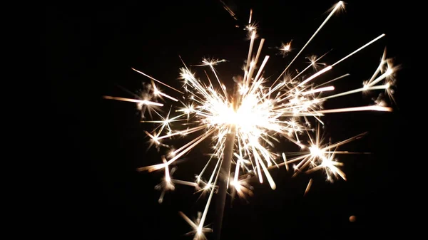 Havai fişek fişeklerinin yakın çekimi. Siyah arkaplanda havai fişek yanığı