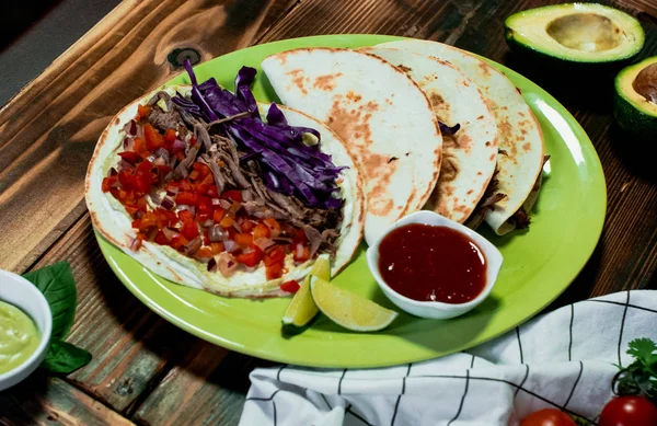 Meksykańskie Jedzenie Pyszne Tacos Burritos Fajitas Sałatki Zupy Tortilla Chipsy — Zdjęcie stockowe