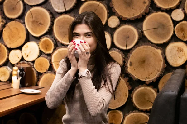 Genç kadın bir kafede kahve içme