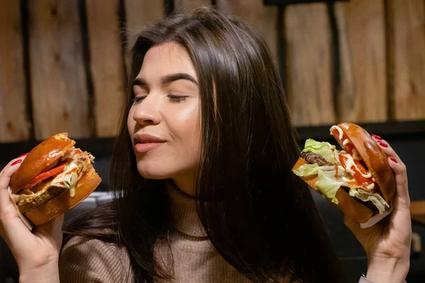 Detail Portrét Usměvavé Hladové Mladé Ženy Jíst Burger Stock Obrázky