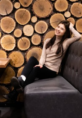 Genç kadın bir kafede kahve içme