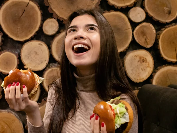 Detail Portrét Usměvavé Hladové Mladé Ženy Jíst Burger Stock Fotografie