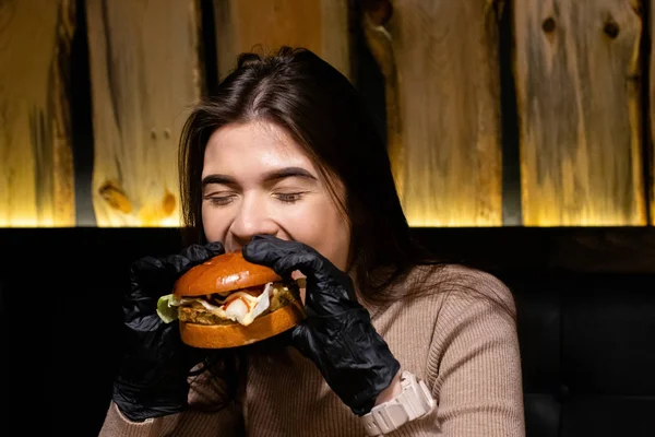 Detail Portrét Usměvavé Hladové Mladé Ženy Jíst Burger Stock Snímky