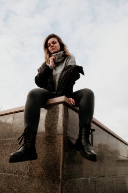 Gülümseyen güzel bir genç kadının portresi. sokak fotoğrafçılık 