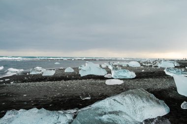 İzlanda 'daki elmas plajı ya da Jokulsarlon Buzdağı plajı. İzlanda 'da volkanik plajda eriyen kristal buz.