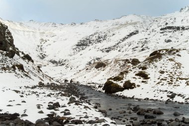 Kış İzlanda 'da, volkanın dibinde. Karlı İzlanda Dağı