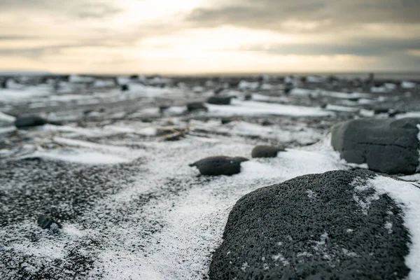 Восход Солнца Пляже Черным Песком Исландии Зимой — стоковое фото