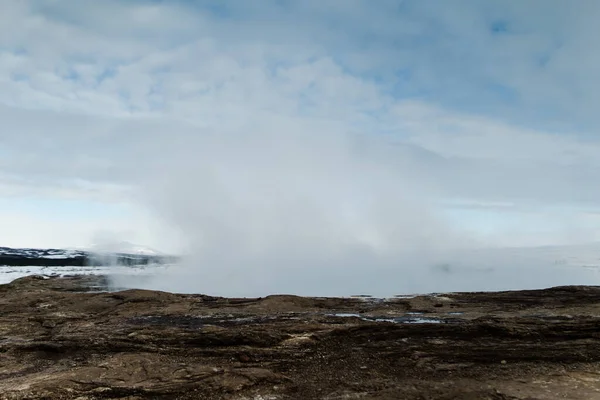 アイスランドの黄金の円のルートの一部であるハウカダラー地熱地帯のカラフルな間欠泉の風景 — ストック写真