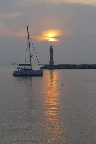 Paisagem Marinha Pôr Sol Farol Costa Cidade Costeira Turgutreis Pôr — Fotografia de Stock