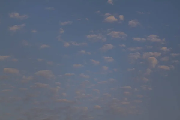 Величезне Блакитне Небо Хмари Небо Синій Фон Неба Крихітними Хмарами — стокове фото