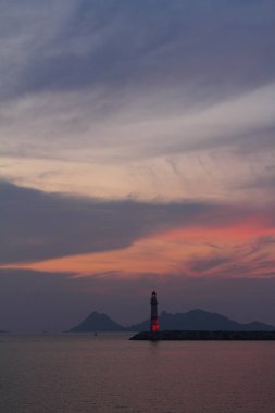 Gün batımında deniz manzarası. Sahildeki deniz feneri. Deniz kenti Turgutreis ve muhteşem gün batımları