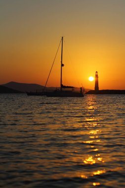 Gün batımında deniz manzarası. Sahildeki deniz feneri. Deniz kenti Turgutreis ve muhteşem gün batımları
