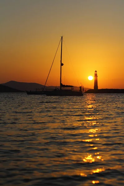 Gün Batımında Deniz Manzarası Sahildeki Deniz Feneri Deniz Kenti Turgutreis — Stok fotoğraf