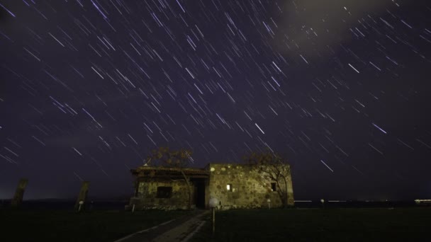 Notte Stellata Sotto Casa Abbandonata — Video Stock