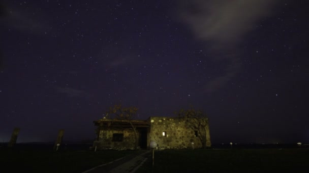 Noapte Înstelată Sub Casa Abandonată — Videoclip de stoc