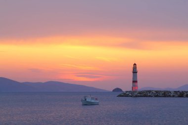 Gün batımında deniz manzarası. Sahildeki deniz feneri. Deniz kenti Turgutreis ve muhteşem gün batımları