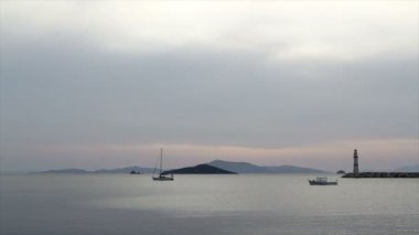 Gün batımında deniz manzarası. Sahildeki deniz feneri. Deniz kenti Turgutreis ve muhteşem gün batımları