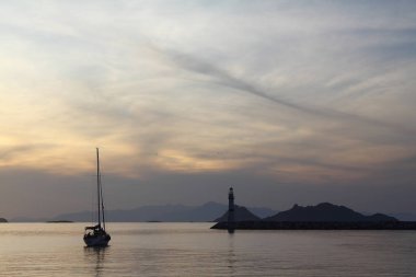 Gün batımında deniz manzarası. Sahildeki deniz feneri. Deniz kenti Turgutreis ve muhteşem gün batımları
