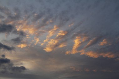 Dramatik kırmızı ve turuncu gökyüzü ve soyut arkaplan bulutları. 
