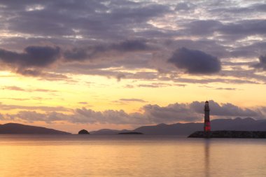 Gün batımında deniz manzarası. Sahildeki deniz feneri. Deniz kenti Turgutreis ve muhteşem gün batımları