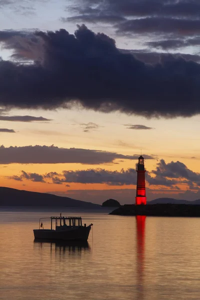 日没時の風景 海岸の灯台 Turgutreisの海辺の町と壮大な夕日 — ストック写真