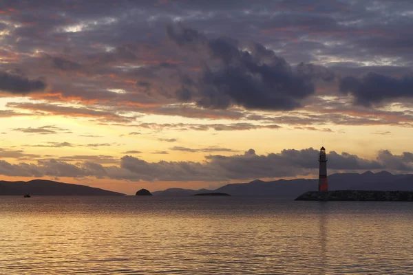Przylądek Zachodzie Słońca Latarnia Morska Wybrzeżu Nadmorskie Miasto Turgutreis Spektakularne — Zdjęcie stockowe