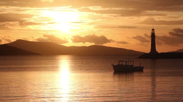 日没時の風景 海岸の灯台 Turgutreisの海辺の町と壮大な夕日 — ストック動画