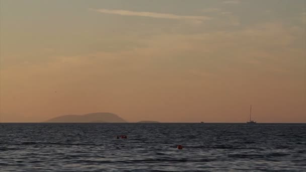 日落时的海景海岸的灯塔 海滨城市图尔古特里斯和壮观的日落 — 图库视频影像