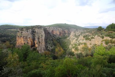 Parlak mavi gökyüzüne karşı güzel bir dağ manzarası.