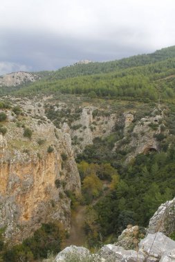 Parlak mavi gökyüzüne karşı güzel bir dağ manzarası.