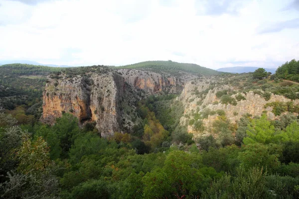 Красивий Гірський Пейзаж Тлі Яскравого Блакитного Неба — стокове фото