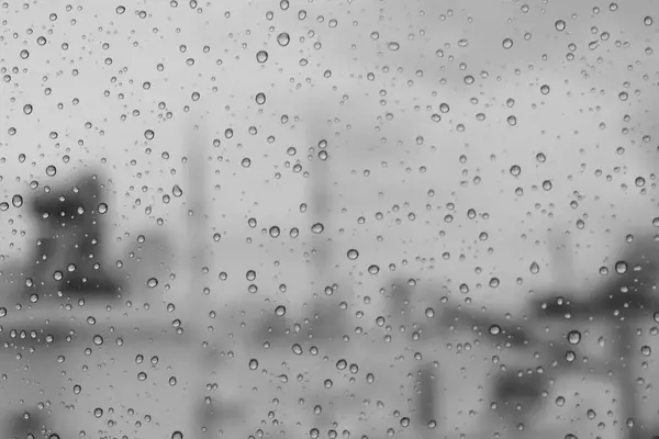 带雨滴的车用玻璃 有复制空间 带有雨滴的大气单色背景 — 图库照片