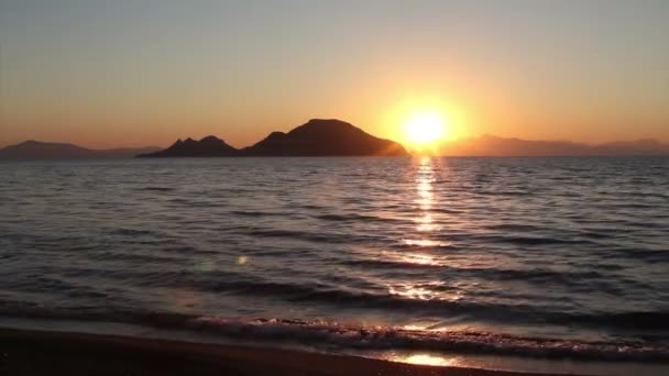 Turgutreisの海辺の町と壮大な夕日 — ストック動画