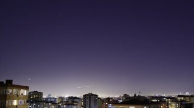 Terk edilmiş evde altında yıldızlı gece