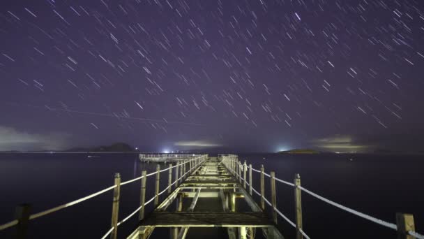 放棄された家の下で星空の夜 — ストック動画