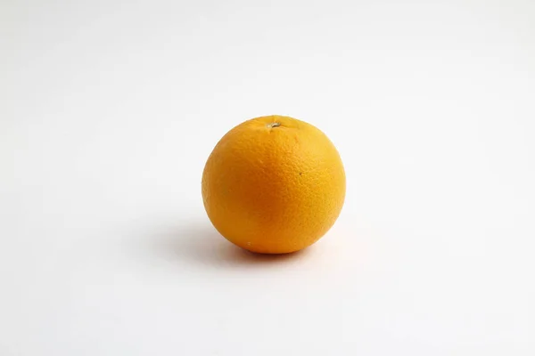 Enkele Rijpe Hele Sinaasappel Citrusvruchten Met Schaduw Geïsoleerd Witte Achtergrond — Stockfoto