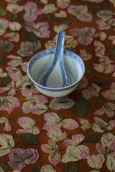 木制底座上的空白瓷碗 — 图库照片