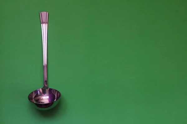 Ковш Металлический Суп Зеленом Фоне — стоковое фото