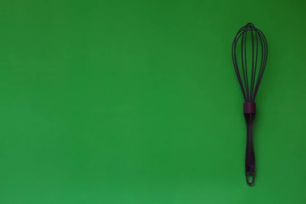 Purple Kitchen Whisk Icon Isolated Green Background — Stock Photo, Image