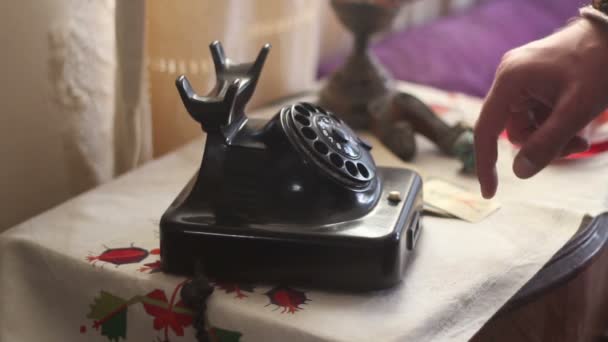 Κλήση Κλασσικό Παλιό Τηλέφωνο Ανδρικό Δάχτυλο — Αρχείο Βίντεο