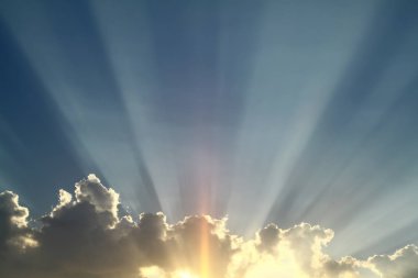 Büyük mavi gökyüzü ve bulutlar gökyüzü. Mavi gökyüzü arka plan küçük bulutlar ile. 