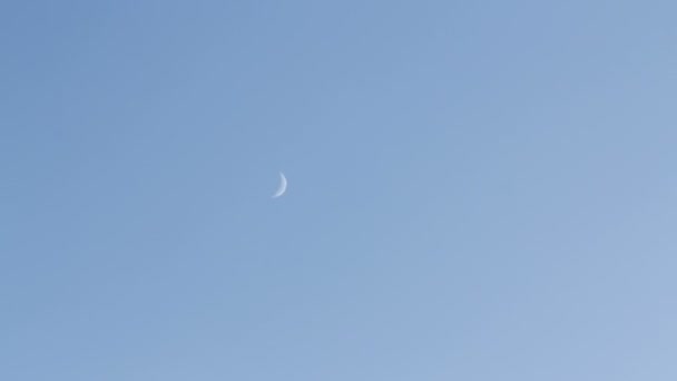 Nouvelle lune par une journée ensoleillée timelapse 