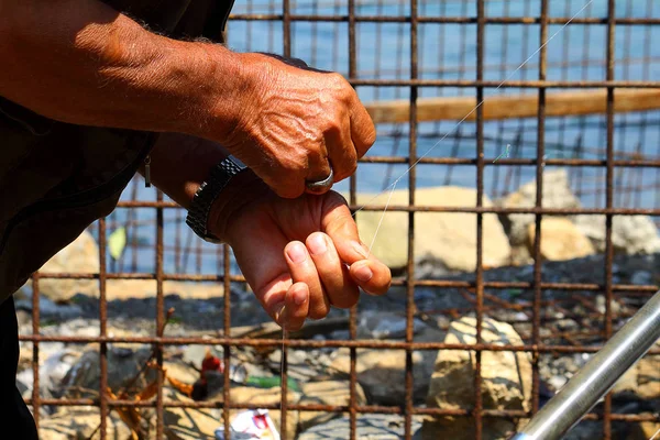 Balık Tutan Bir Adam Oltaya Takıldı — Stok fotoğraf