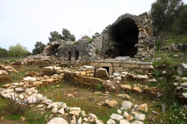 Güneybatı Türkiye'de yer alan bir doğa rezerv Bafa Gölü üzerinden Kalesi'nin yıkık duvarlar