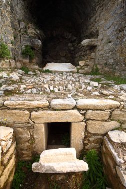 Güneybatı Türkiye'de yer alan bir doğa rezerv Bafa Gölü üzerinden Kalesi'nin yıkık duvarlar