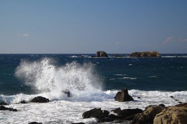 Yüksek dalgalar deniz kenarı deniz taş isabet