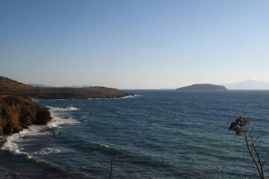 Deniz kıyıları, kayalar ve dalgalarla dolu rüya gibi doğal bir arka plan. Uzun pozlama.