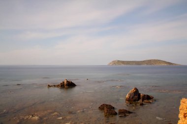 Deniz kıyıları, kayalar ve dalgalarla dolu rüya gibi doğal bir arka plan. Uzun pozlama.