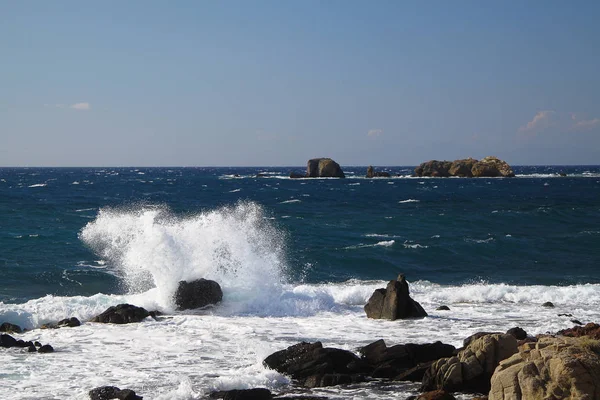 巨浪袭击海岸上的海洋岩石 — 图库照片